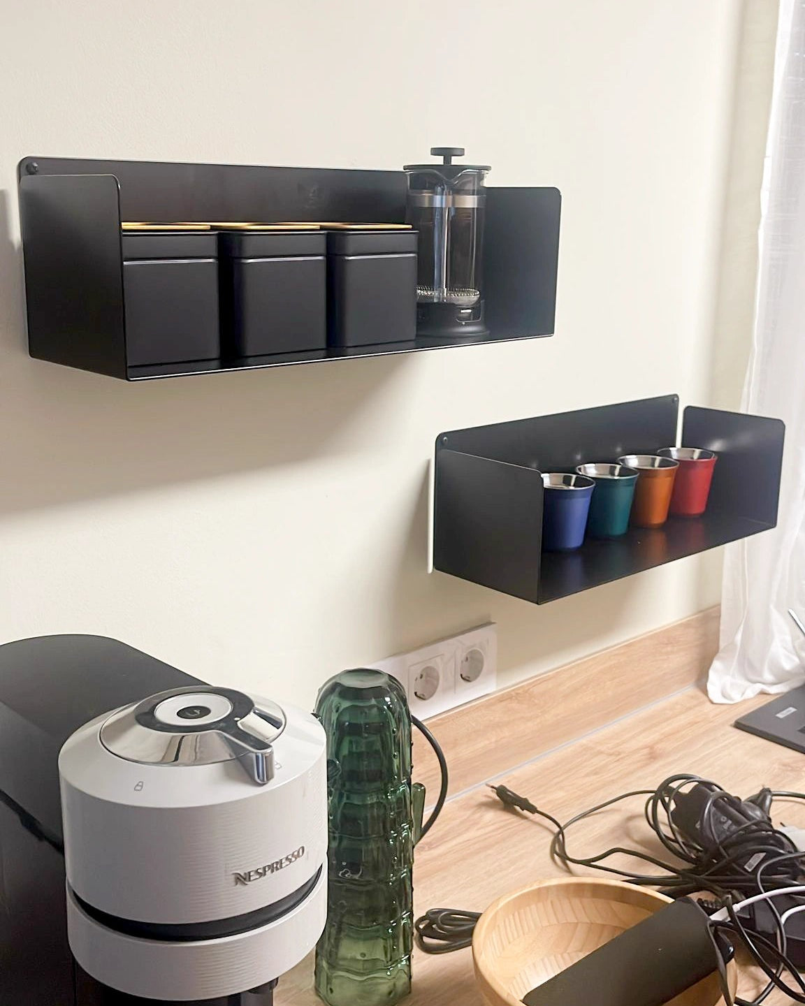 Baldas colgantes negras cocina con botes y tazas de café