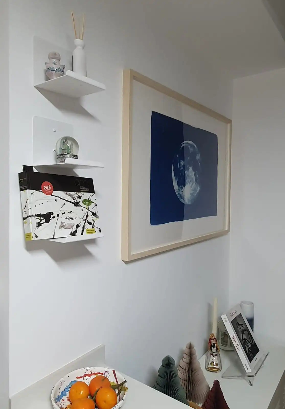 Estante colgante pared blanco metal, con ambientador en recibidor casa, para pared