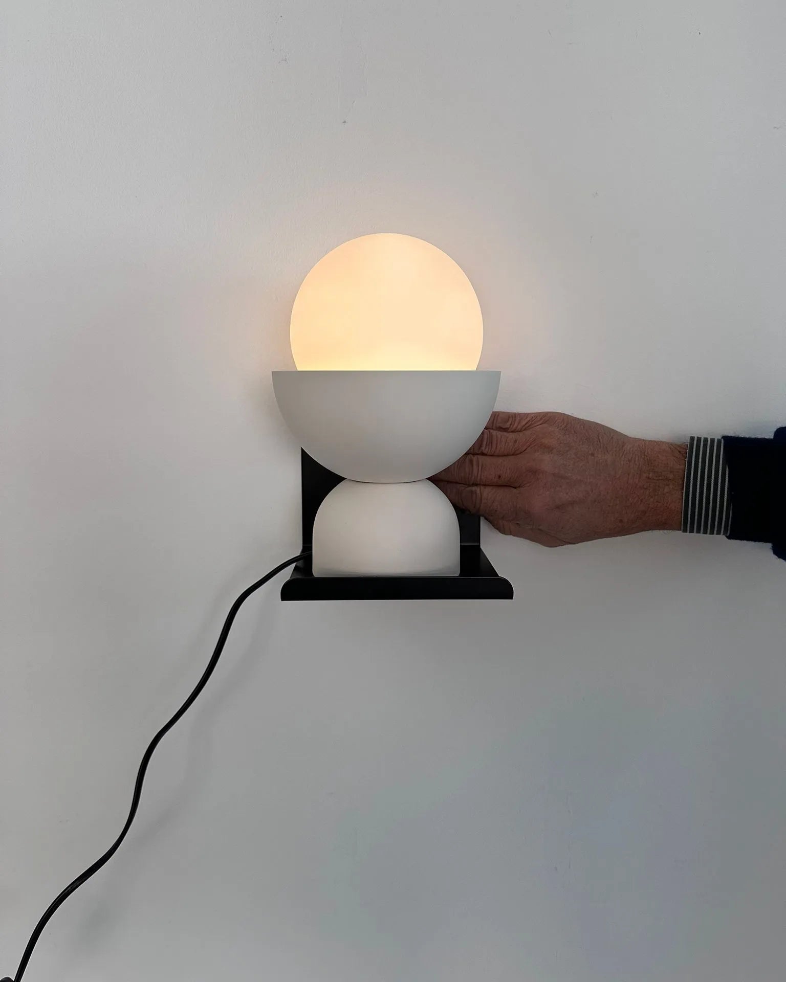 Estante pequeño negro en pared con lámpara, acero, 14x14x14cm