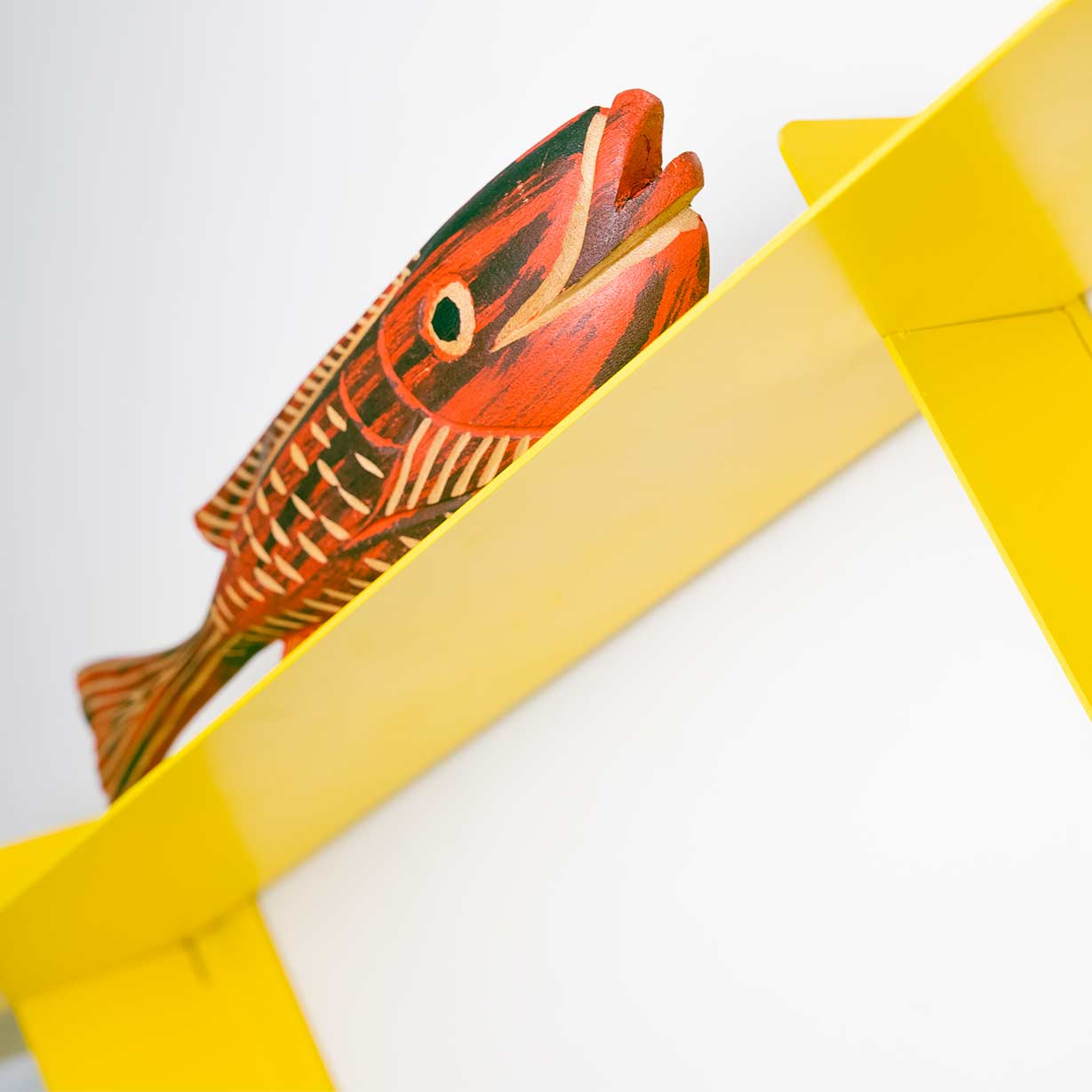 Estantería metálica SAMBA 3 baldas amarillo mate, estructura flotante ajustable, diseño minimalista