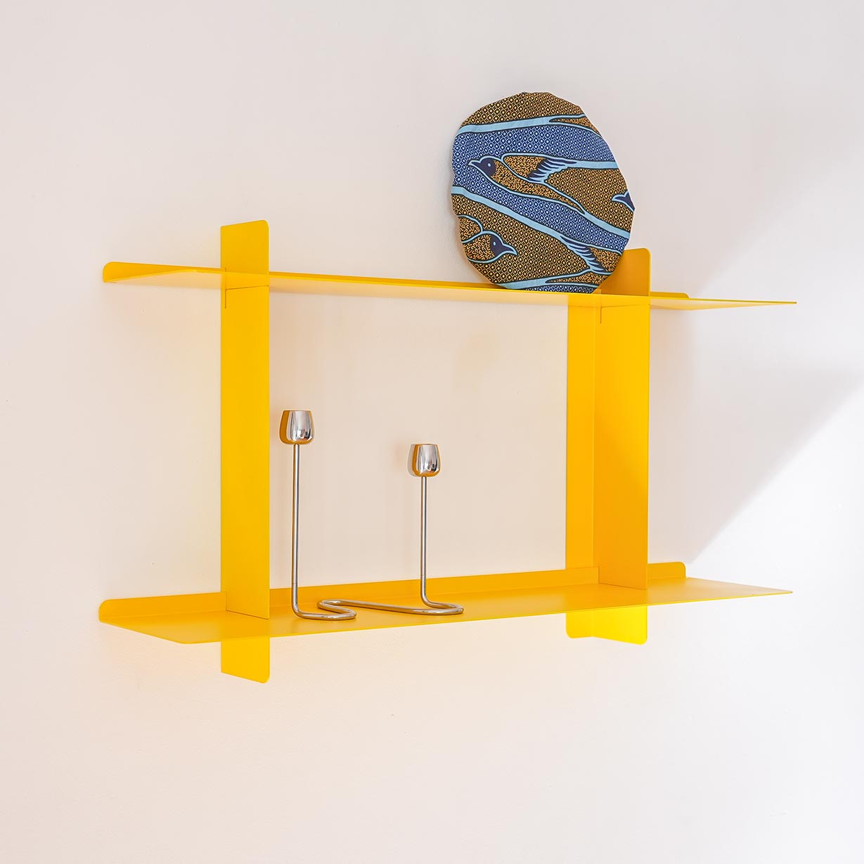 Estantería flotante SAMBA amarilla 2 baldas, acero modular para pared, diseño Barcelona