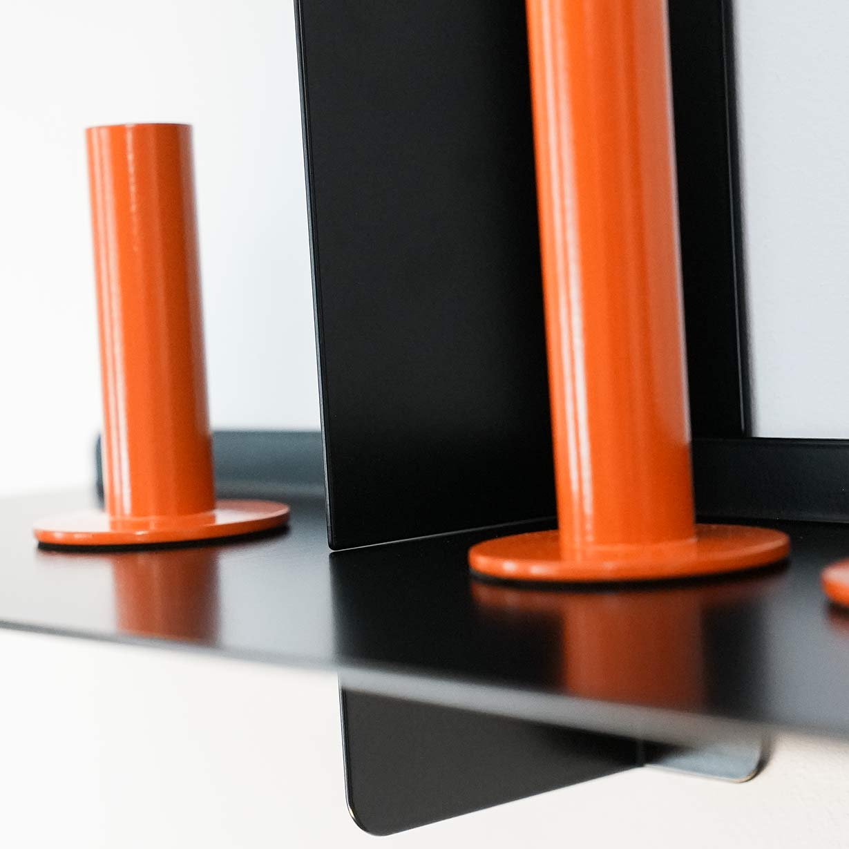 Estantería original de metal para pared negra