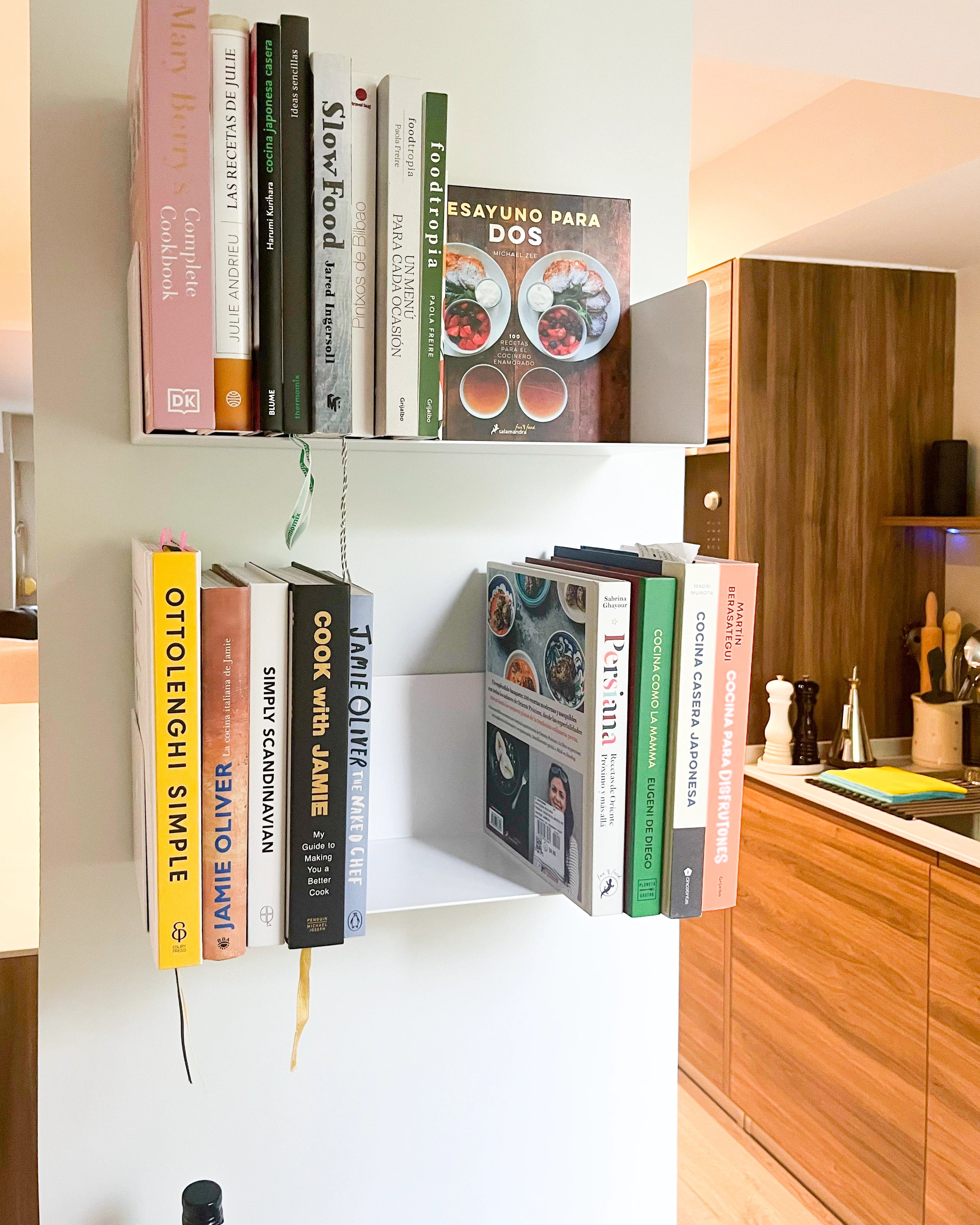 Estantes colgantes blancos en cocina con libros, acero resistente, estilo moderno