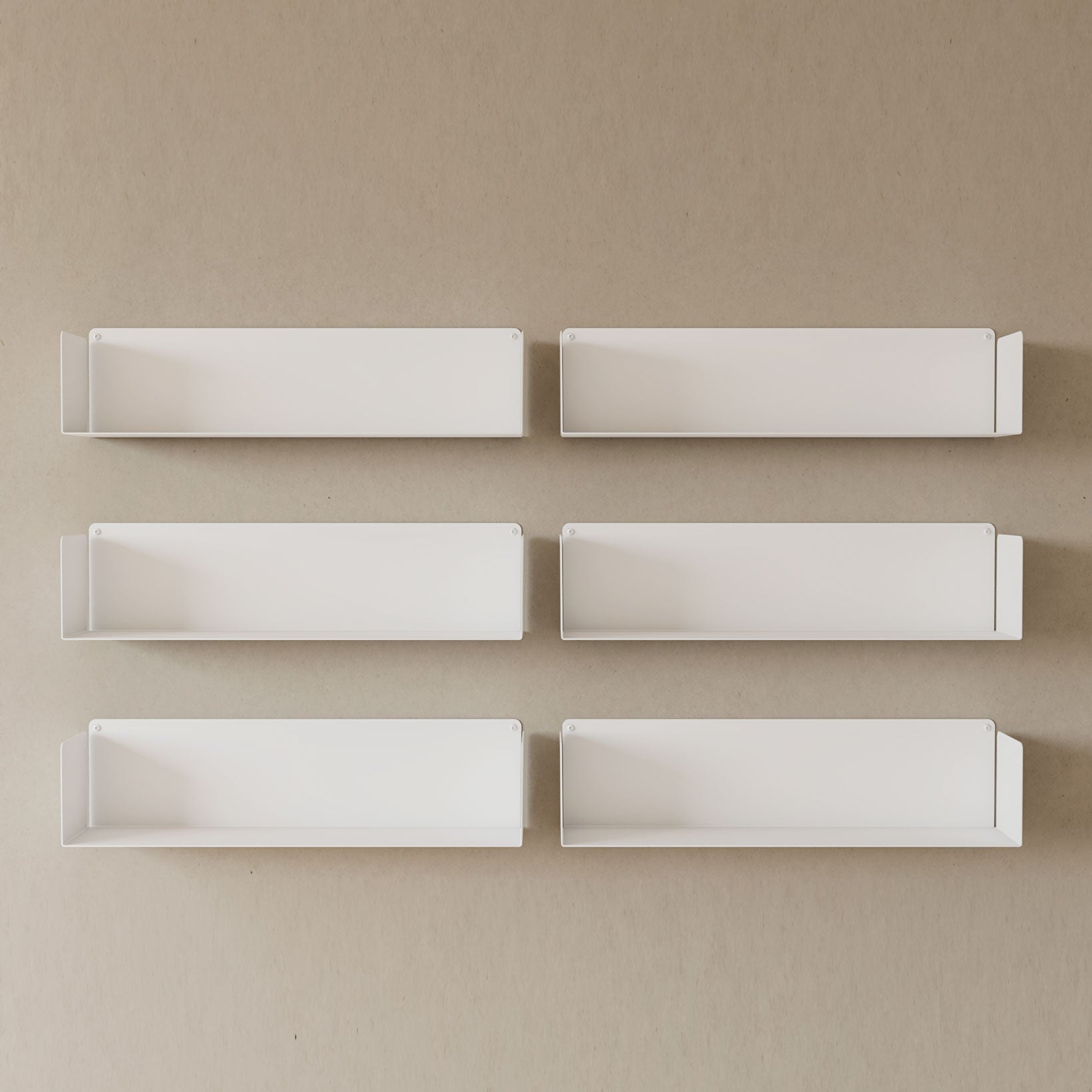 Baldas metálicas blancas en la pared