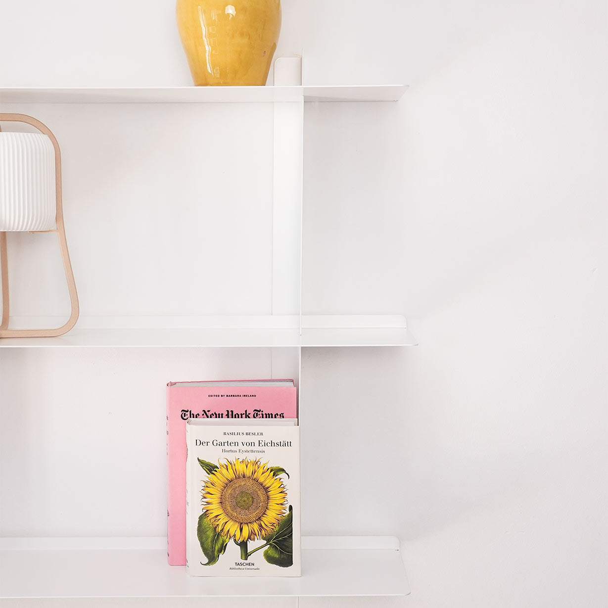 Detalle estantería metálica SAMBA blanca 3 baldas, estructura modular ajustable, acero lacado