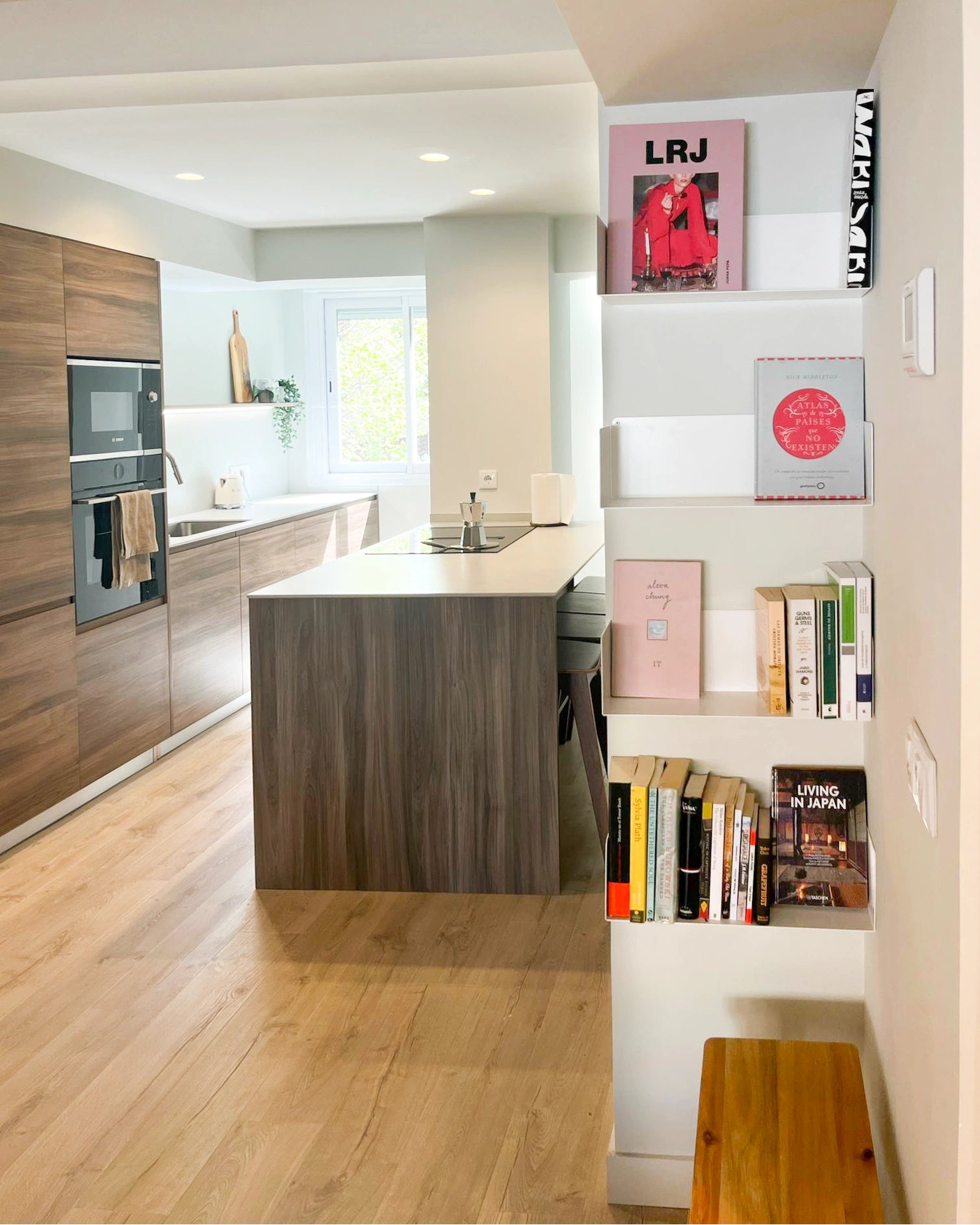 Baldas flotantes para cocina metálicas blancas con libros 