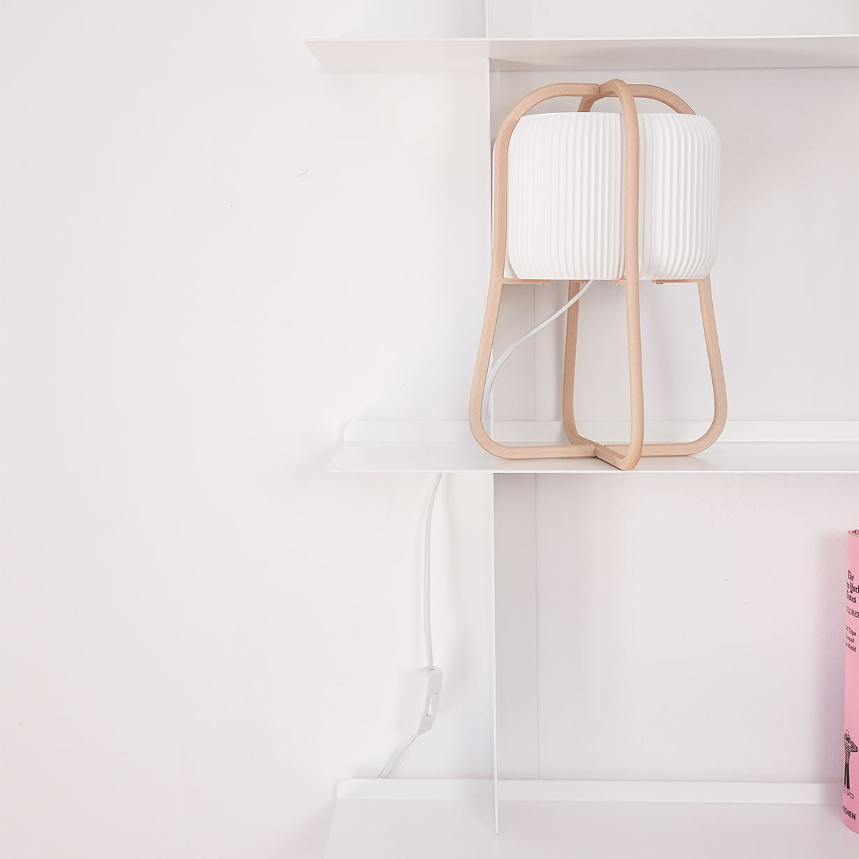 Detalle estantería para libros blanca moderna, Kion Home, 3 baldas