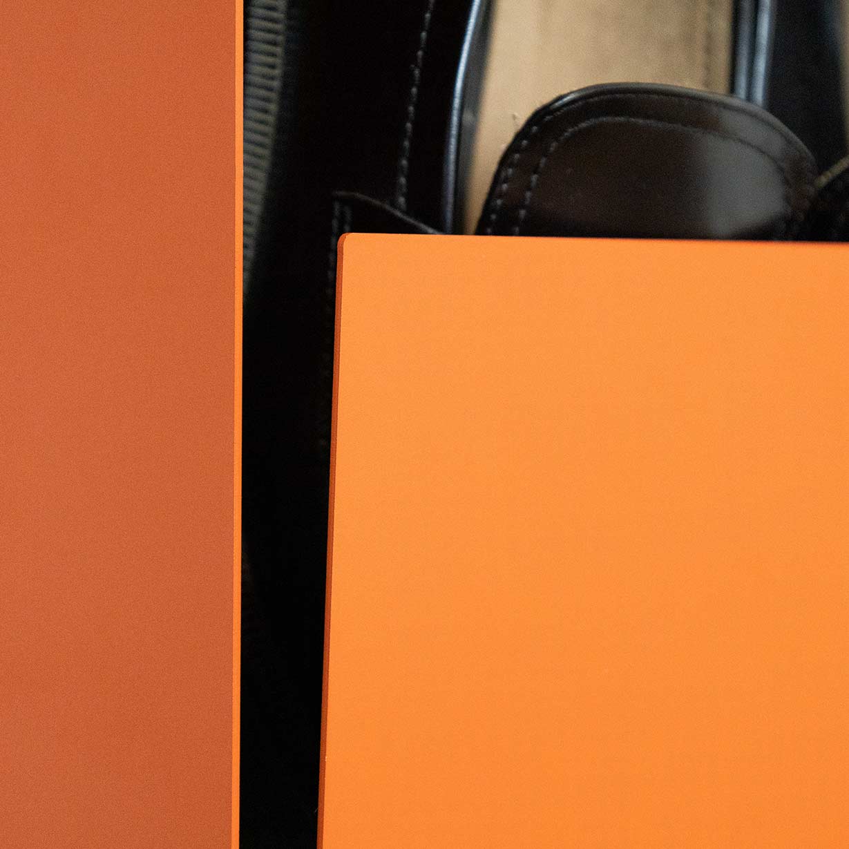 Detalle acero zapatero flotante terracota Kion Home