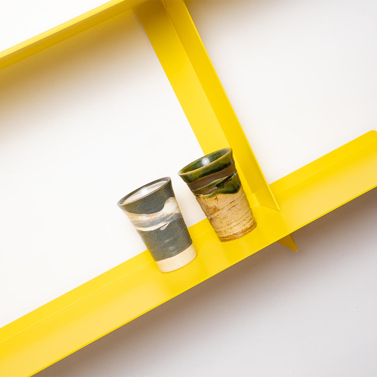 Estantería SAMBA amarilla 3 baldas con libros y plantas, metal modular, decoración moderna