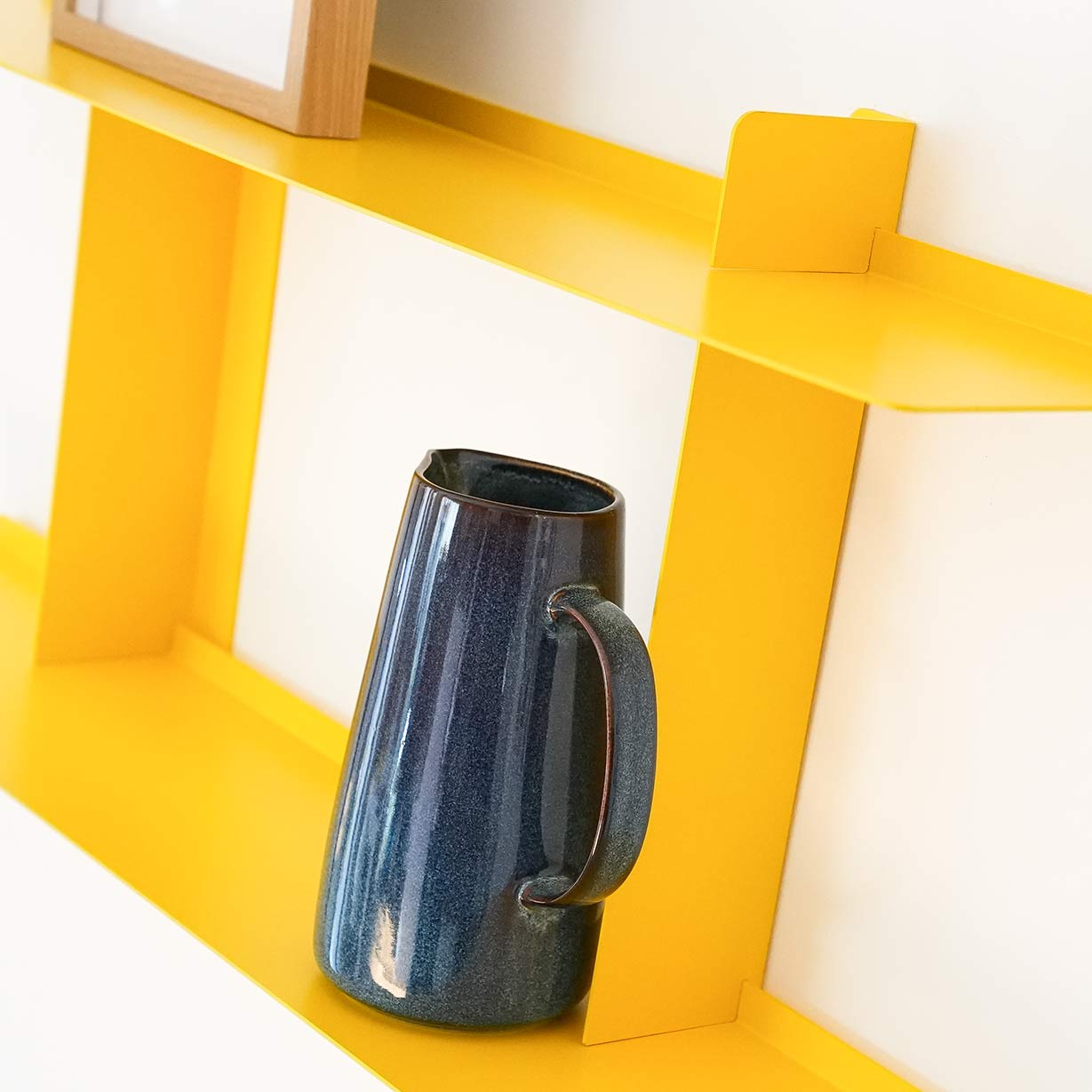 Estantería flotante SAMBA amarilla 2 baldas, acero modular para pared, diseño Barcelona