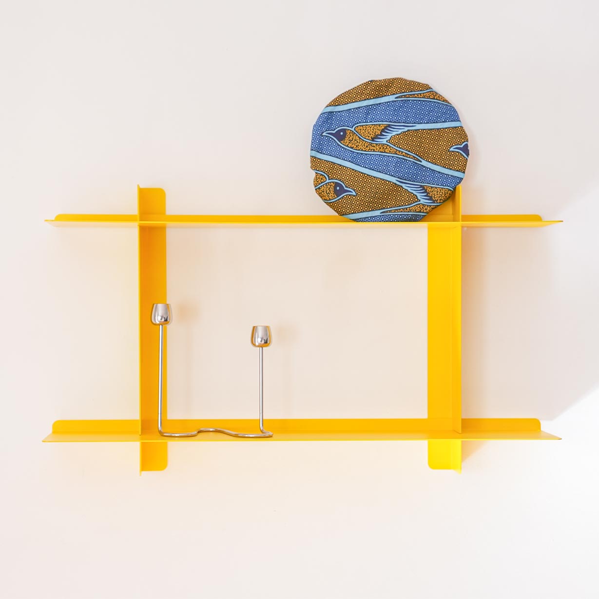 Estanteria de salon moderna, baldas modulares desplazables, acero amarillo