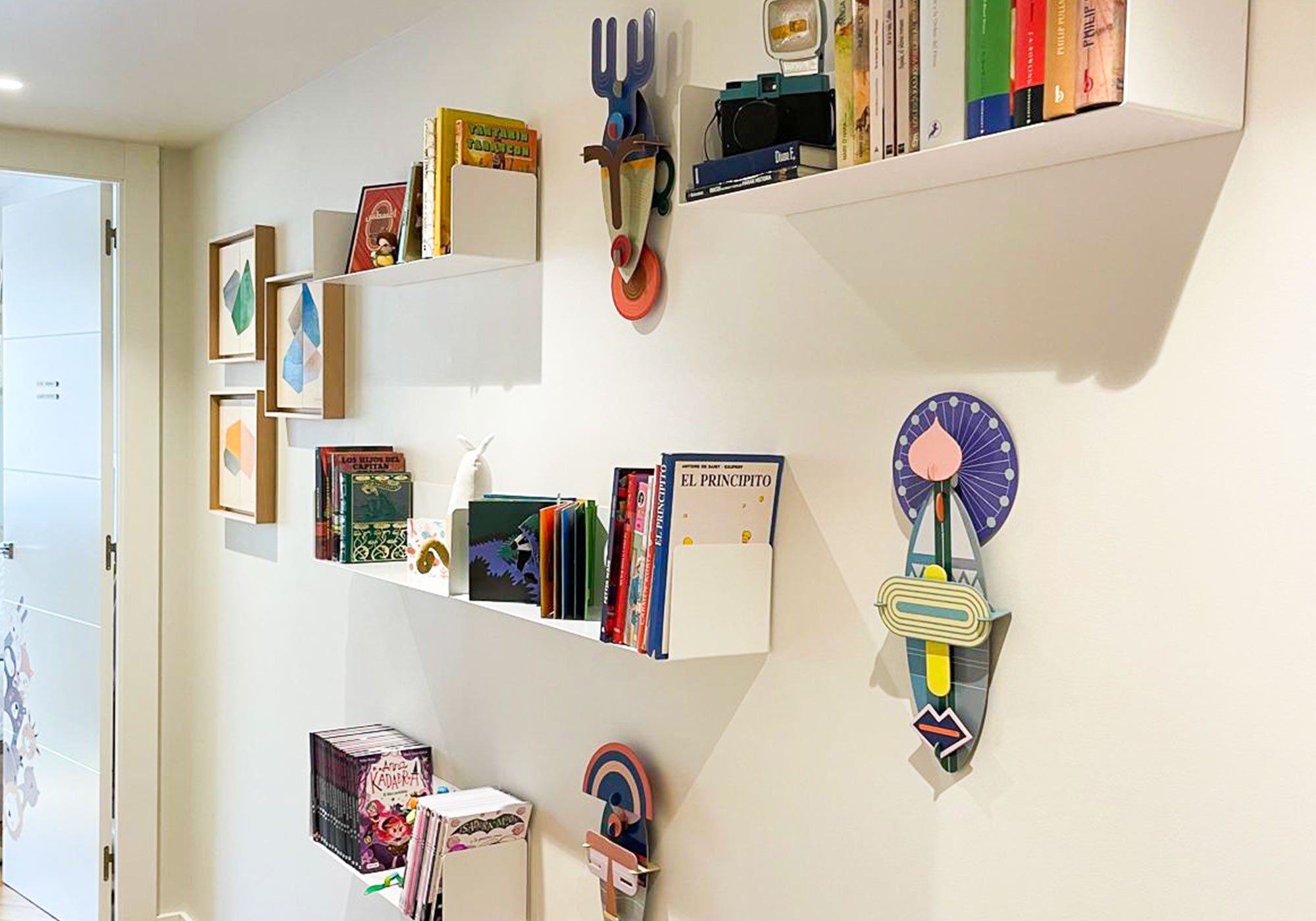 Estantes flotantes con libros en pared pasillo, acero blanco, 60cm