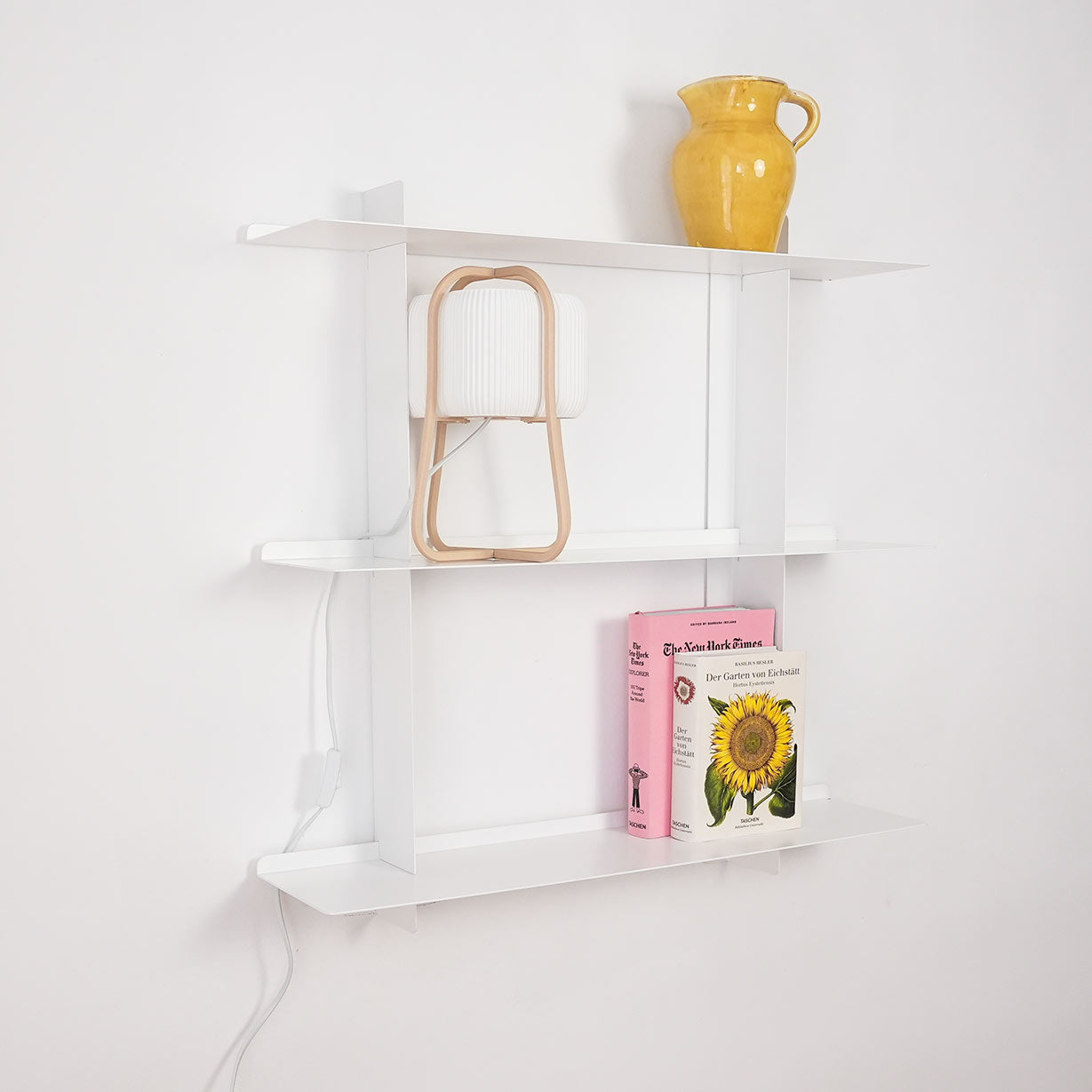 Estantería SAMBA blanca 3 baldas con libros y decoración, acero flotante, salón moderno