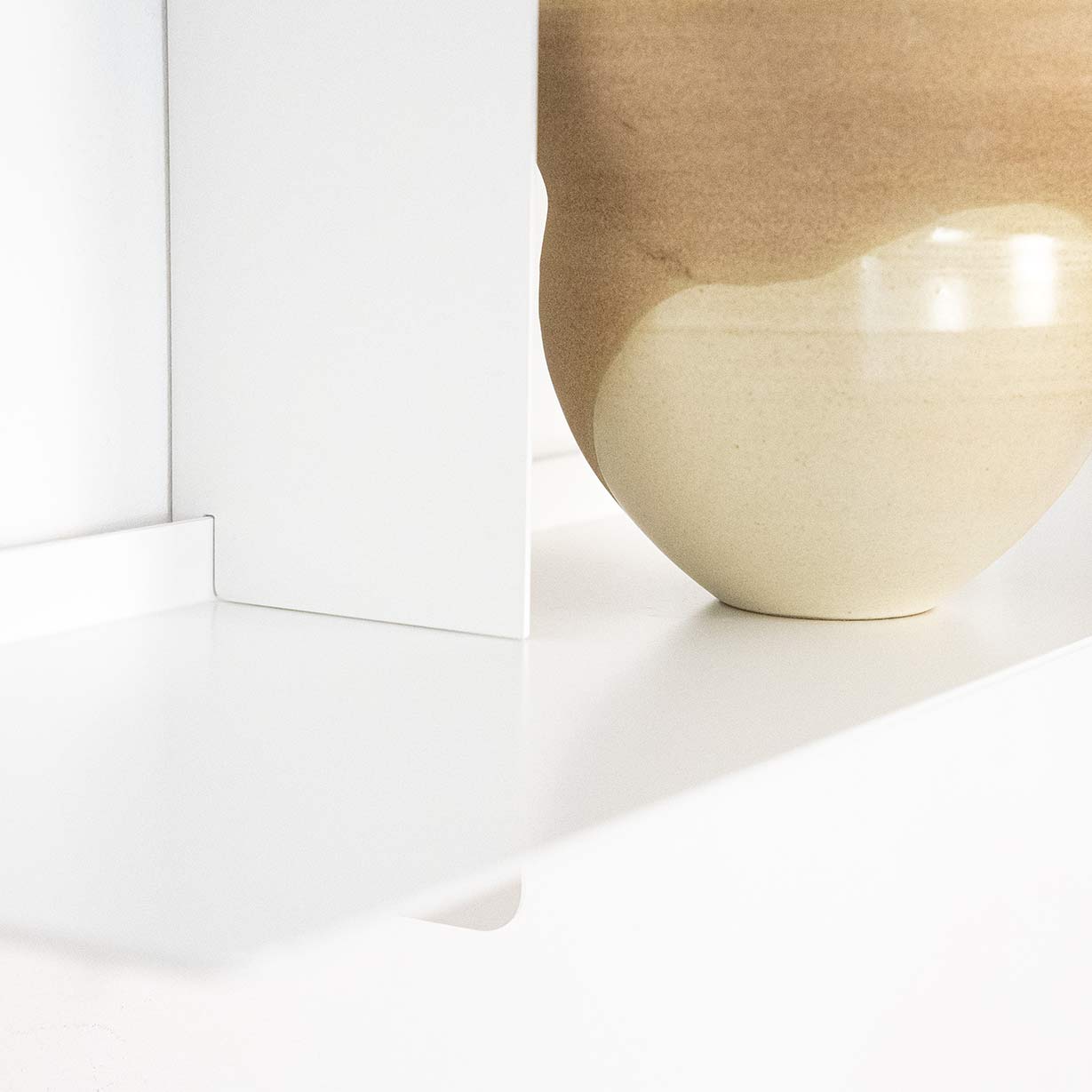 Detalle estantería metálica SAMBA blanca 90cm 2 baldas, estructura modular ajustable, acero lacado