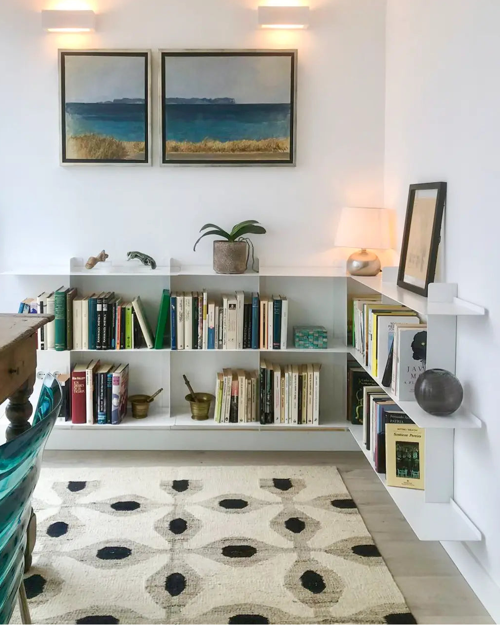 mueble metálico blanco para pared con libros y decoración